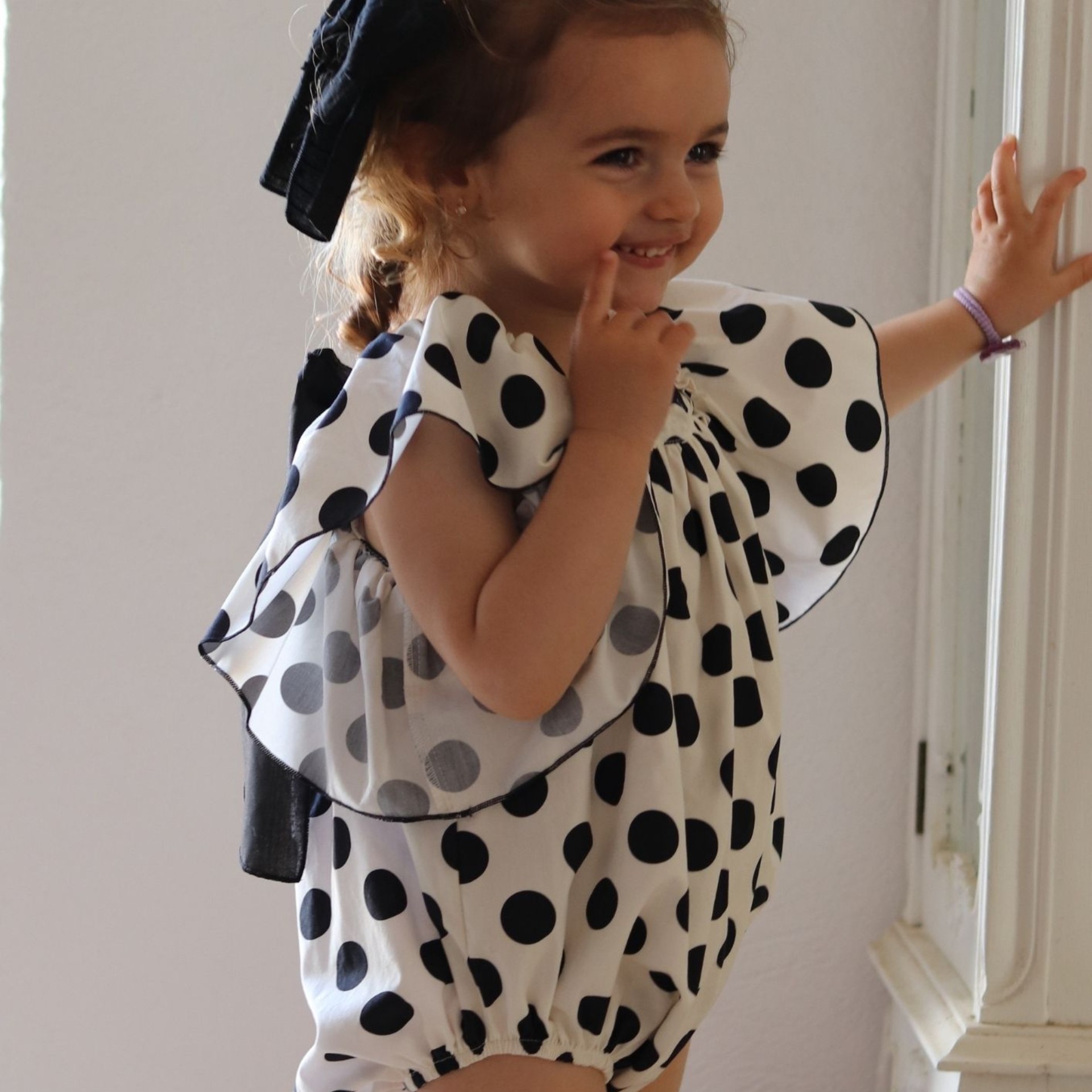 Barboteuse ecru avec boules noires