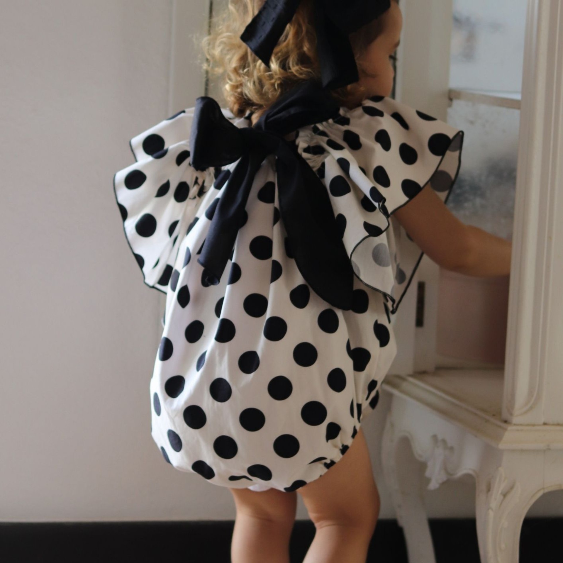 Barboteuse ecru avec boules noires