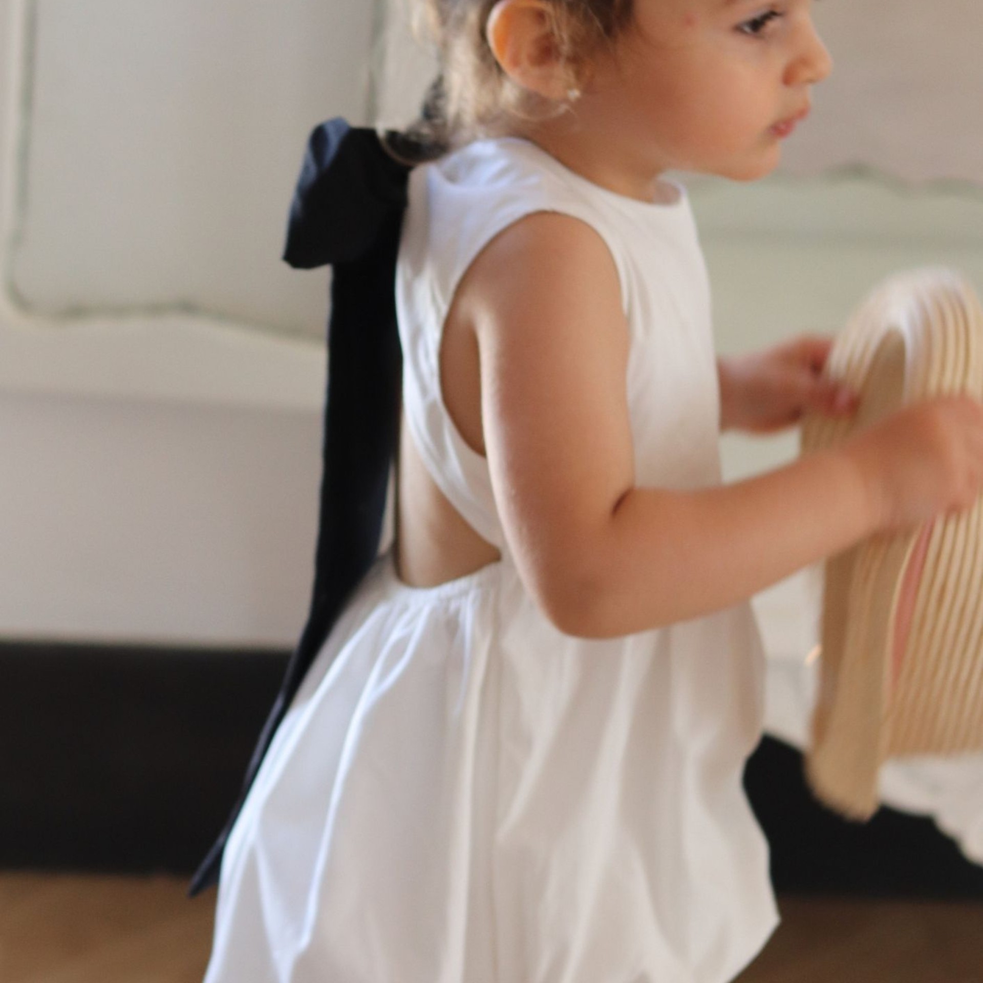 Barboteuse blanche avec un noeud noir