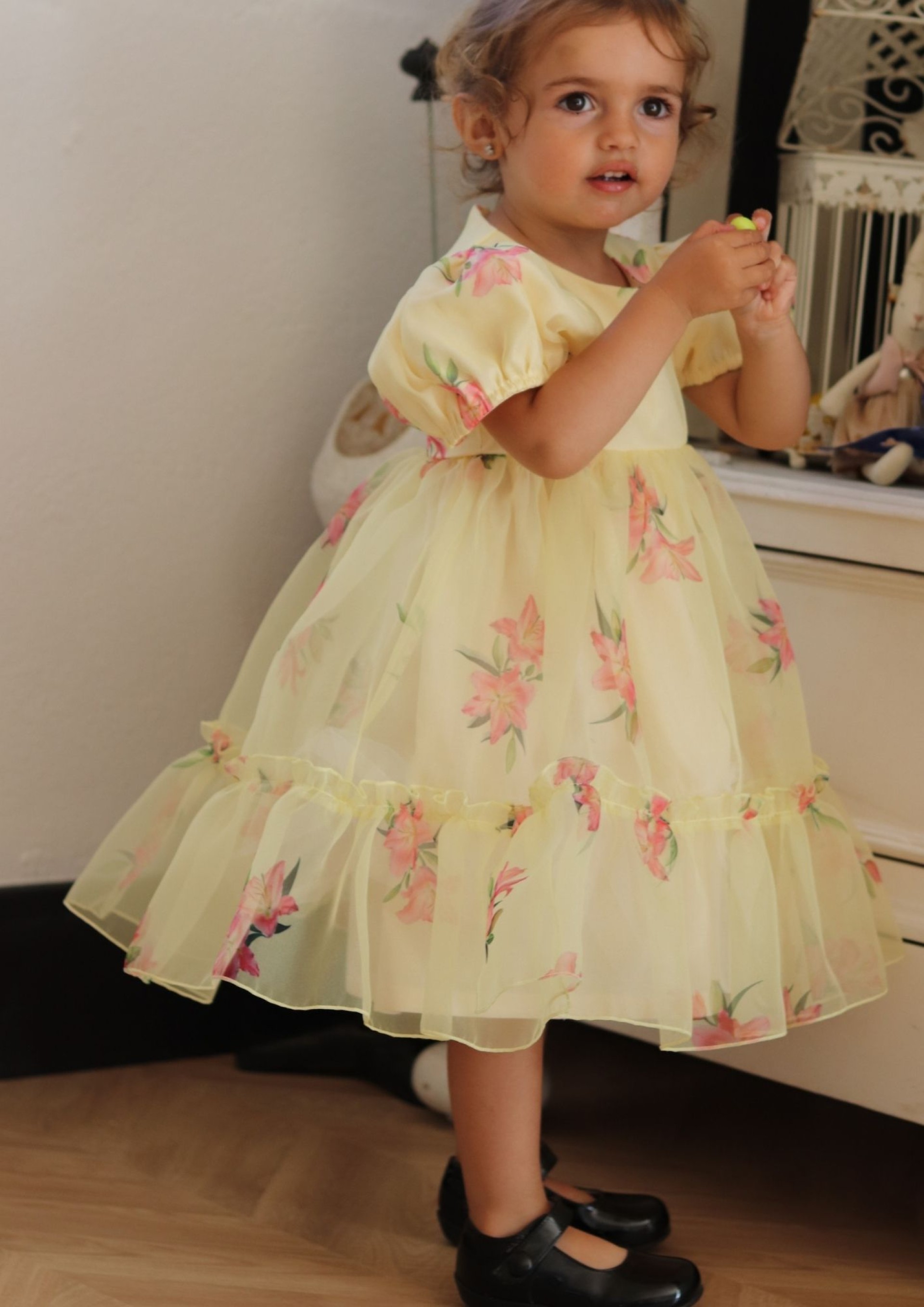 Robe en organza à fleurs de lys jaunes