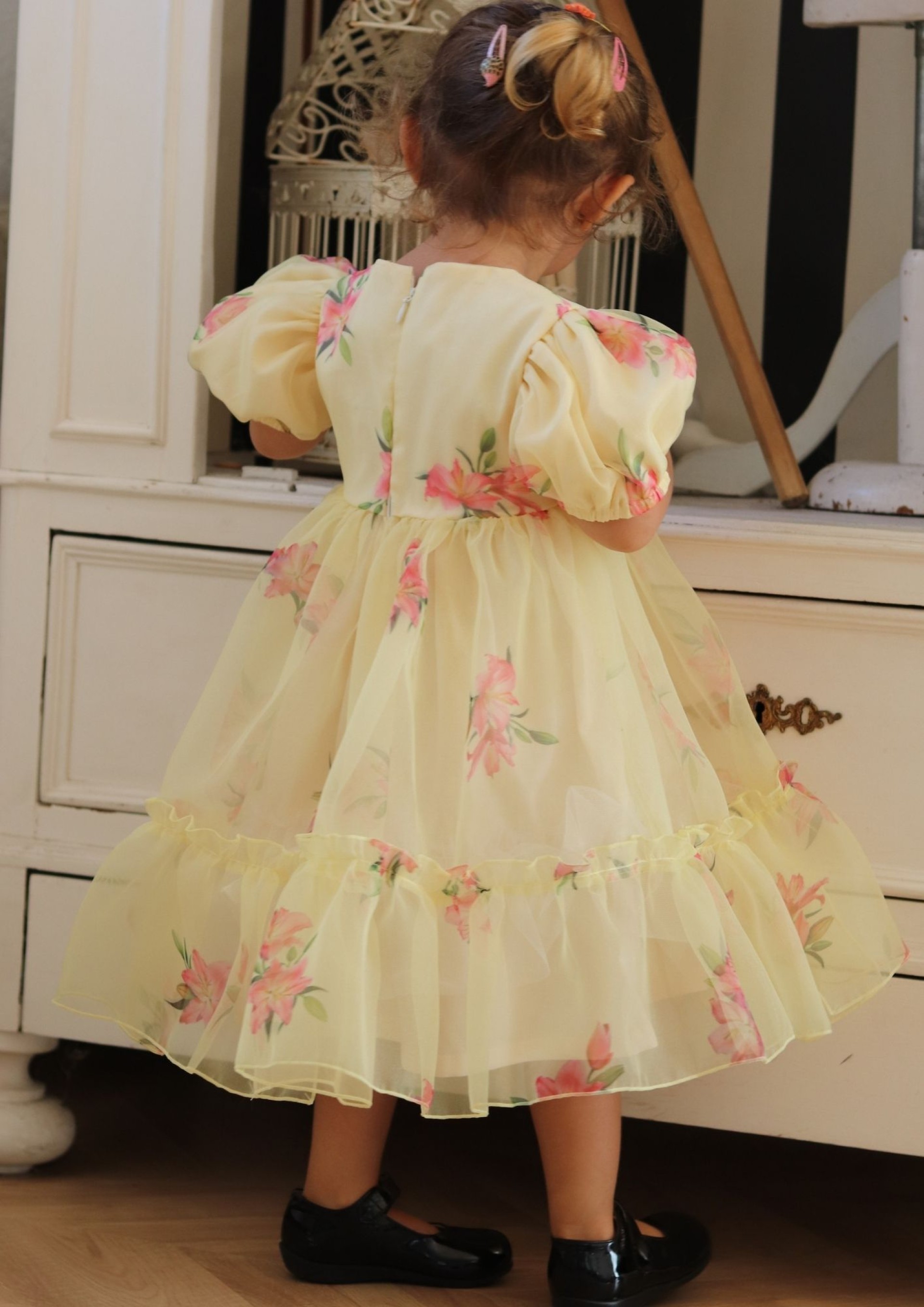Robe en organza à fleurs de lys jaunes