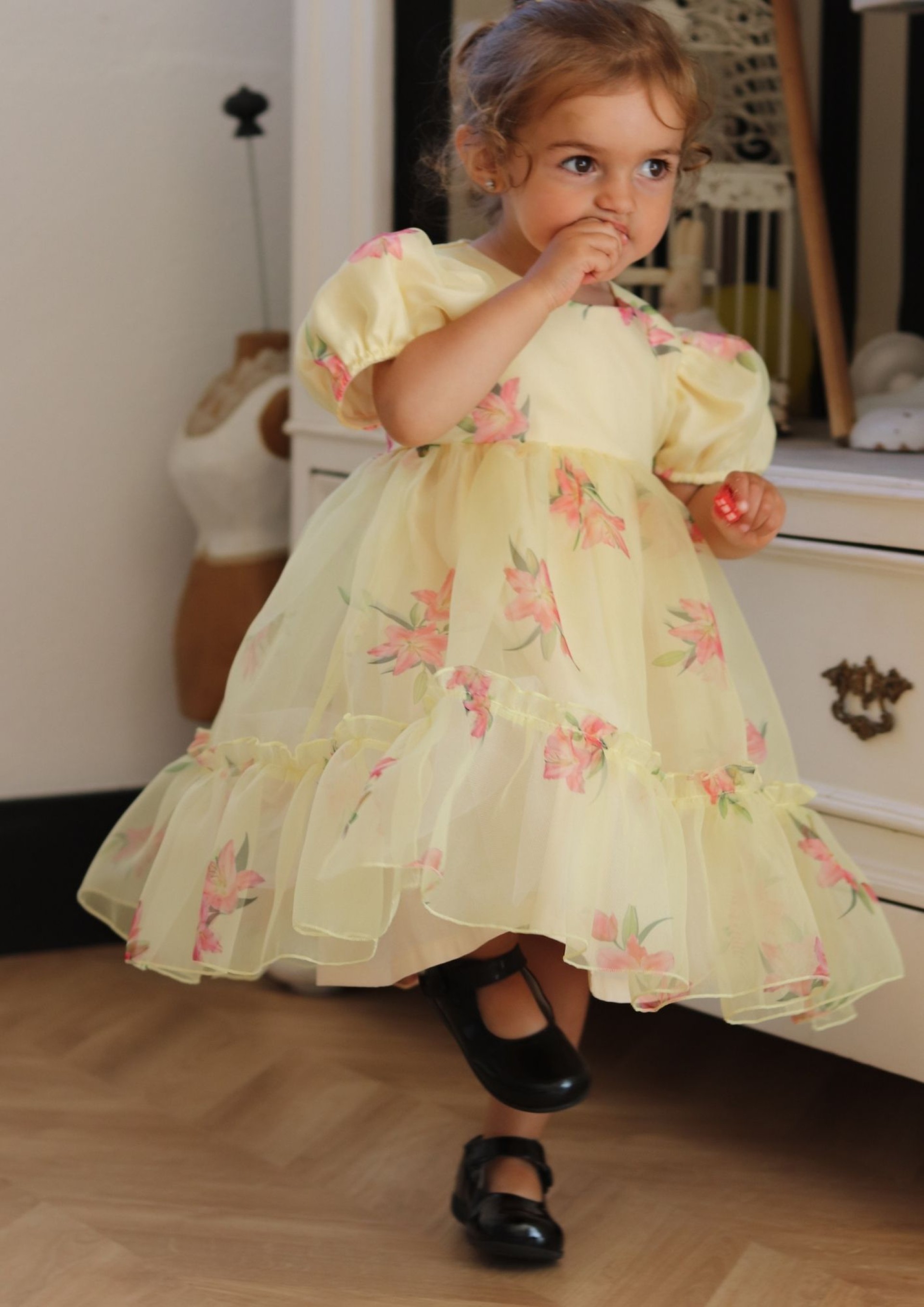 Robe en organza à fleurs de lys jaunes