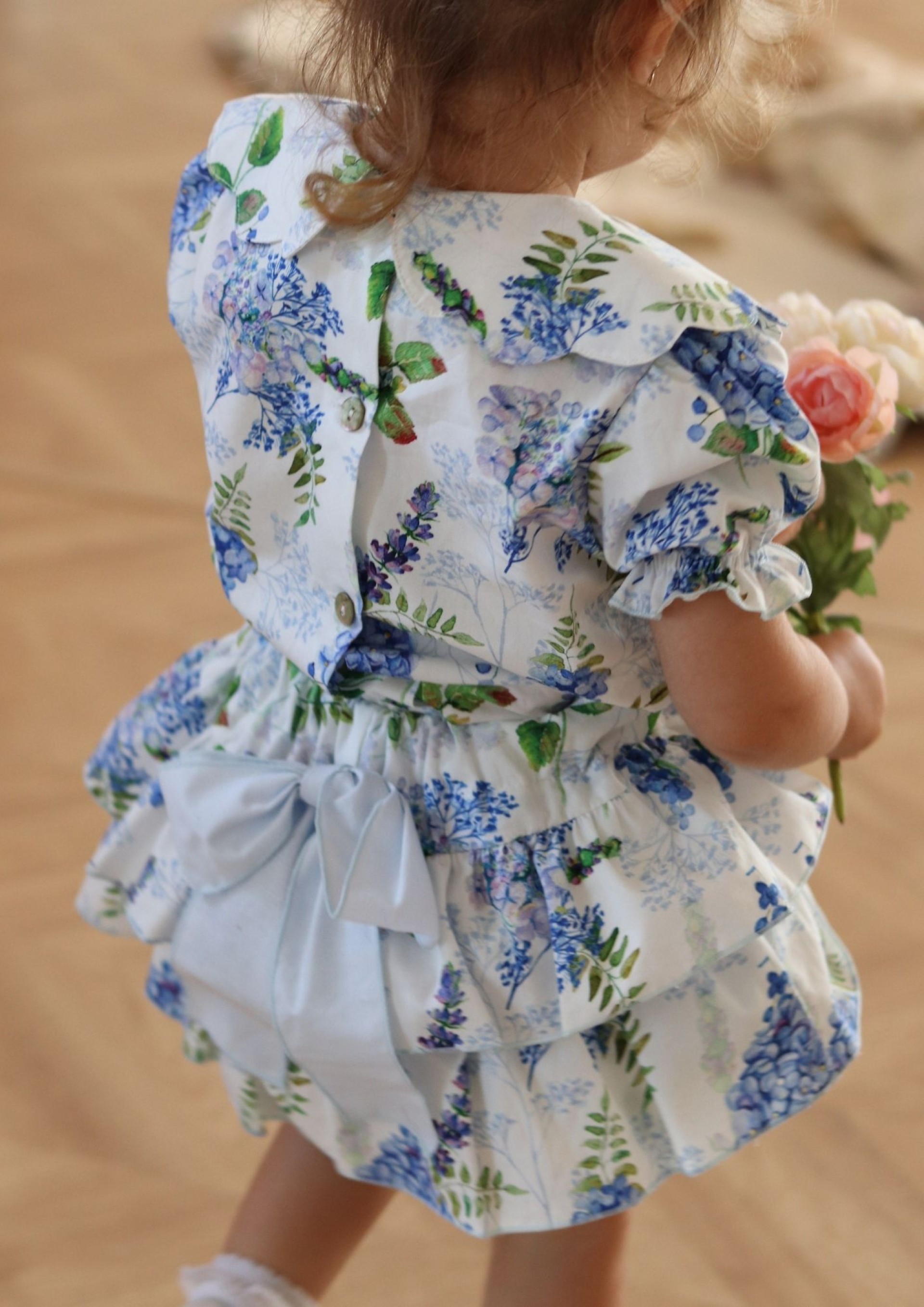 Saia calção glicínias com laço azul