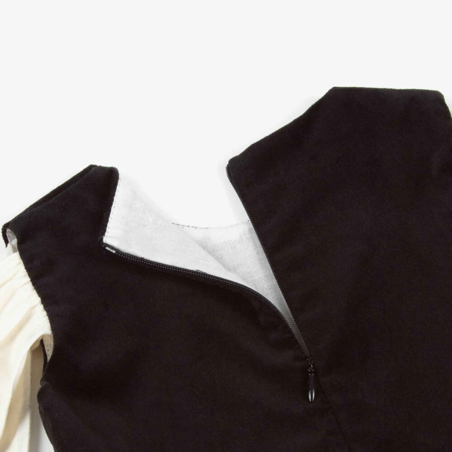 Robe noire avec nœuds et volants bruts