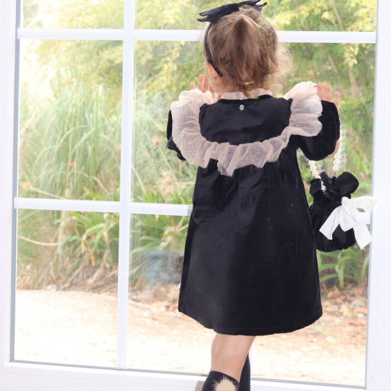 Vestido de veludo preto com tule