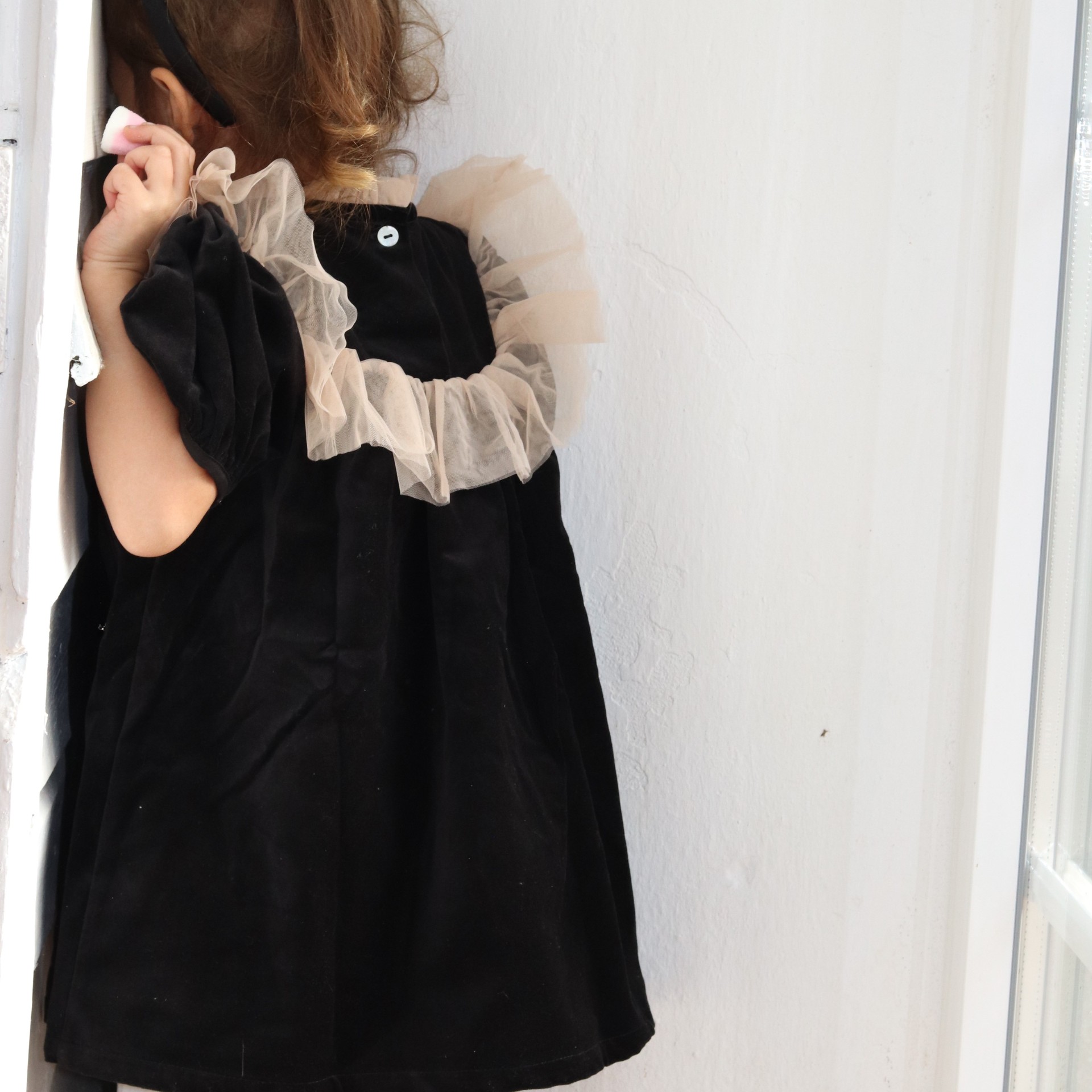 Robe en velours noir avec tulle