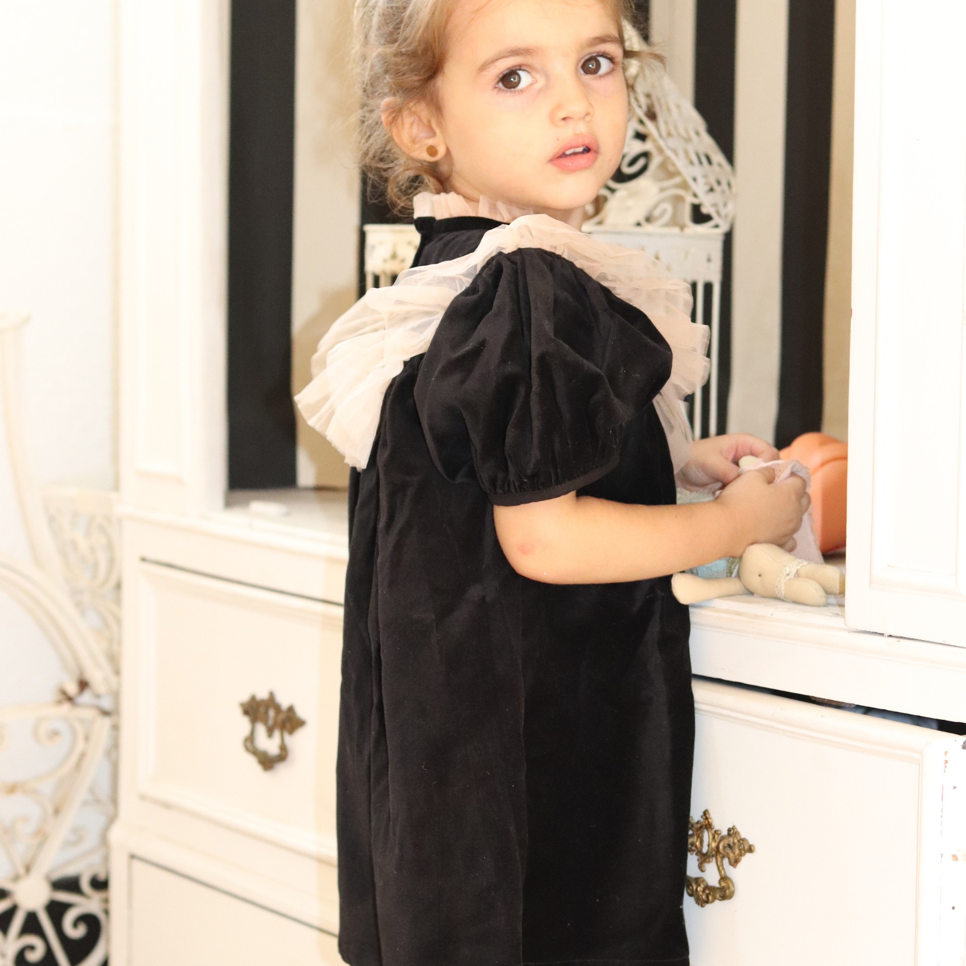 Robe en velours noir avec tulle