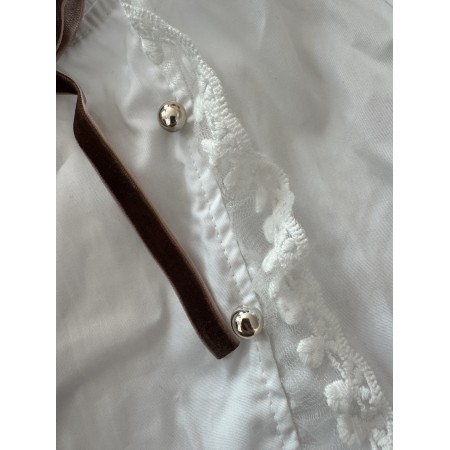 Blusa Branca com folho de tule e botões dourados Blusa Branca com folho de tule e botões dourados