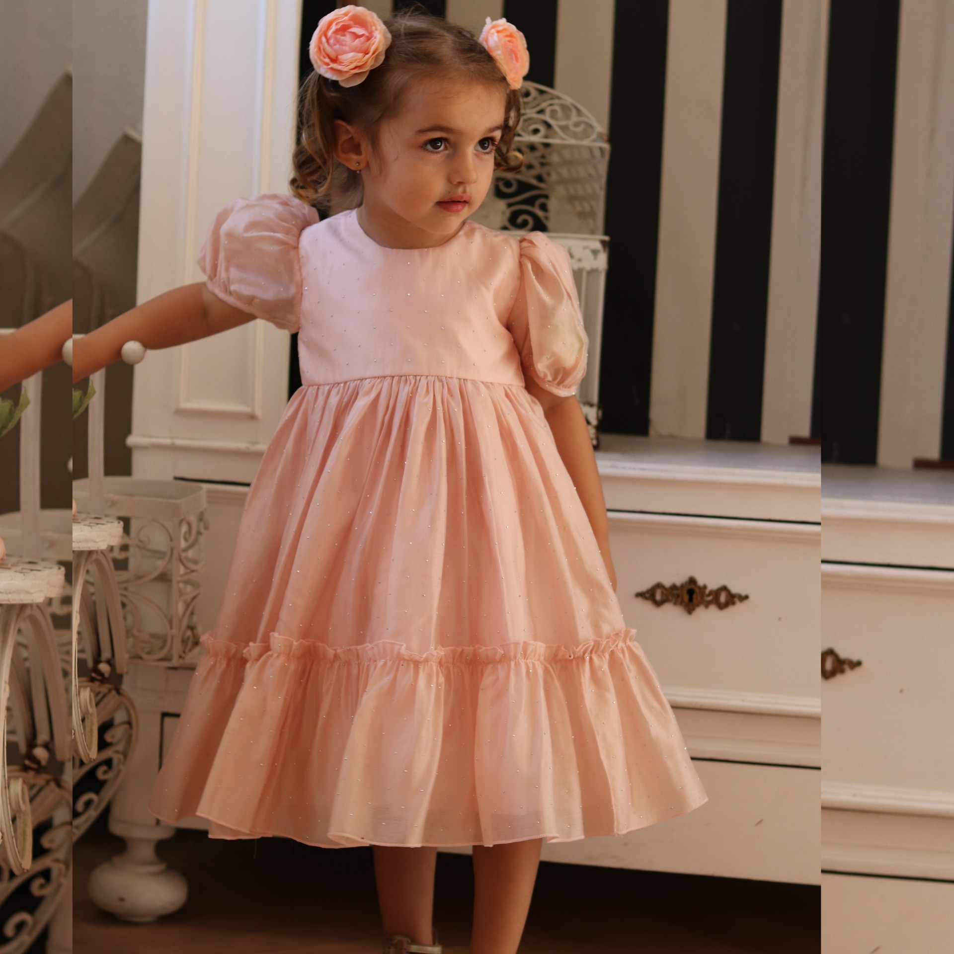 Robe en mousseline rose à sequins