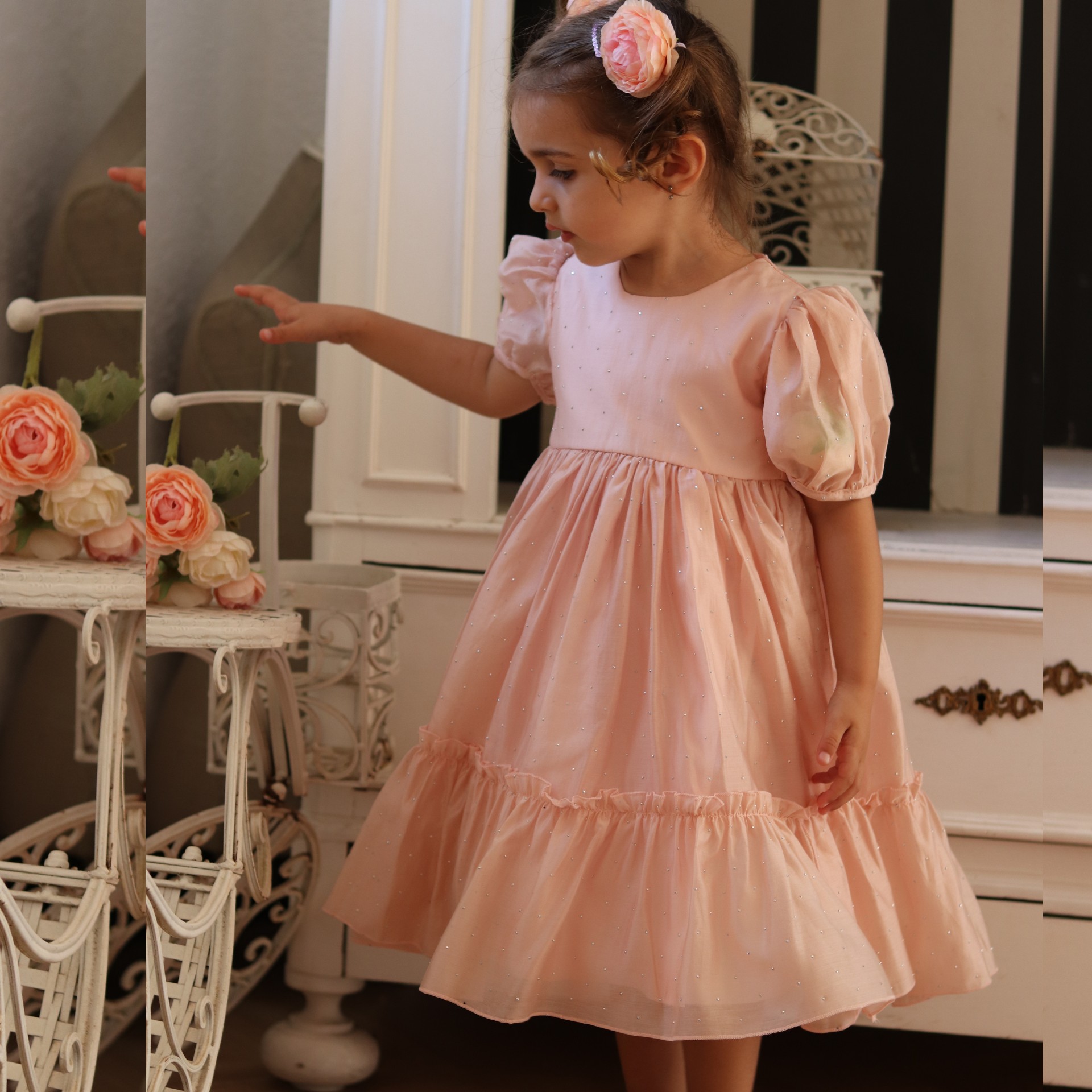 Robe en mousseline rose à sequins