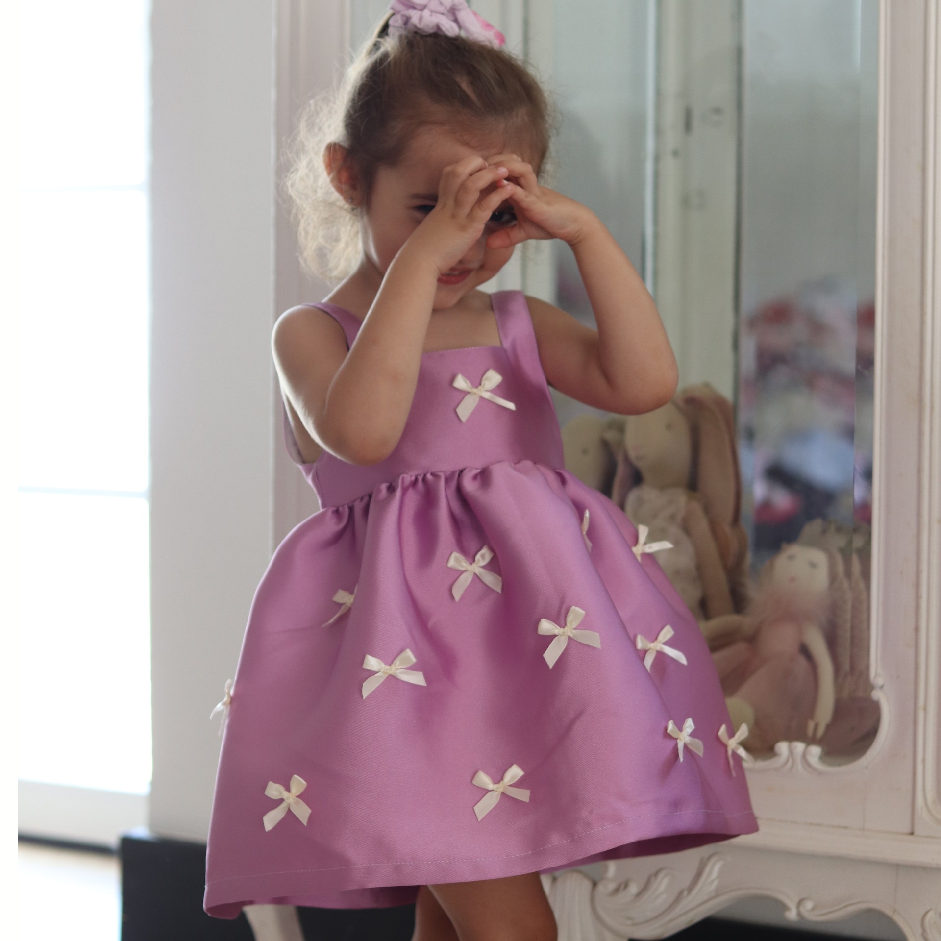 Vestido lilás com laços