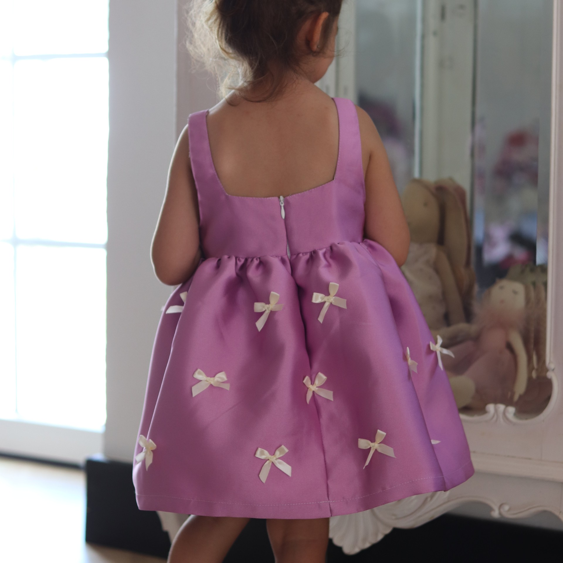 Vestido lilás com laços