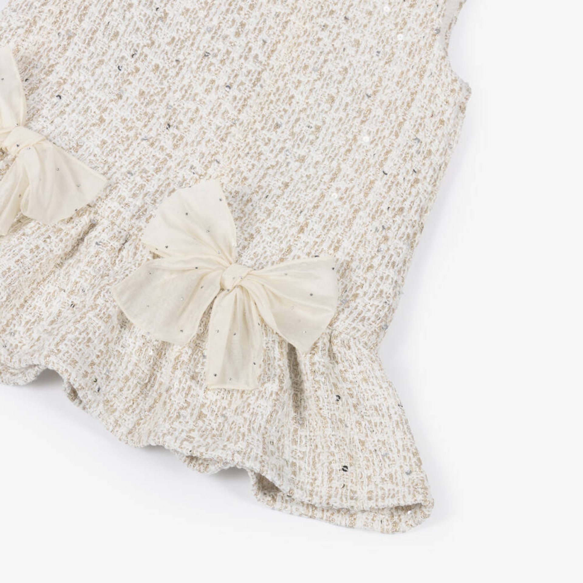 Robe en tweed crème avec des fils dorés