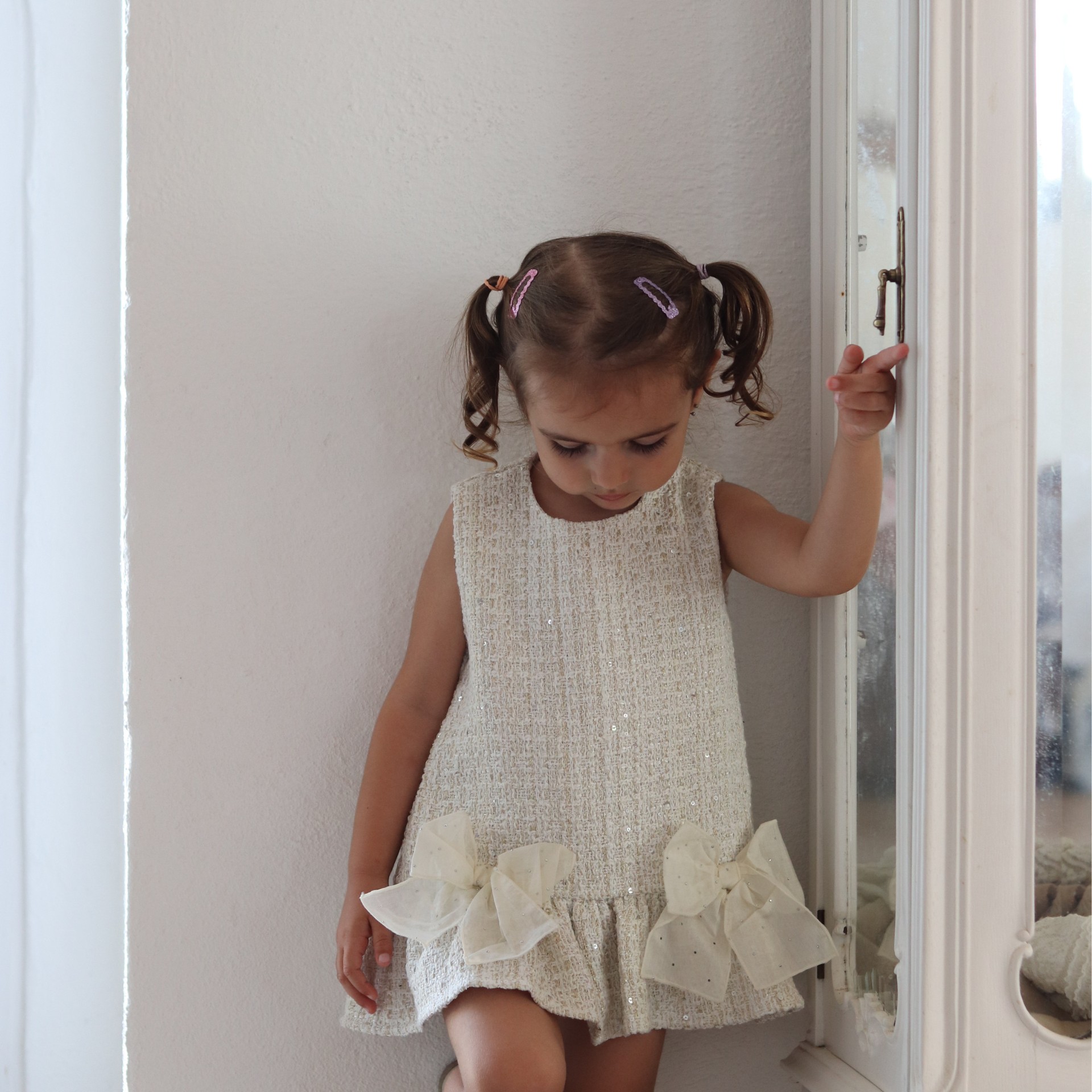 Robe en tweed crème avec des fils dorés