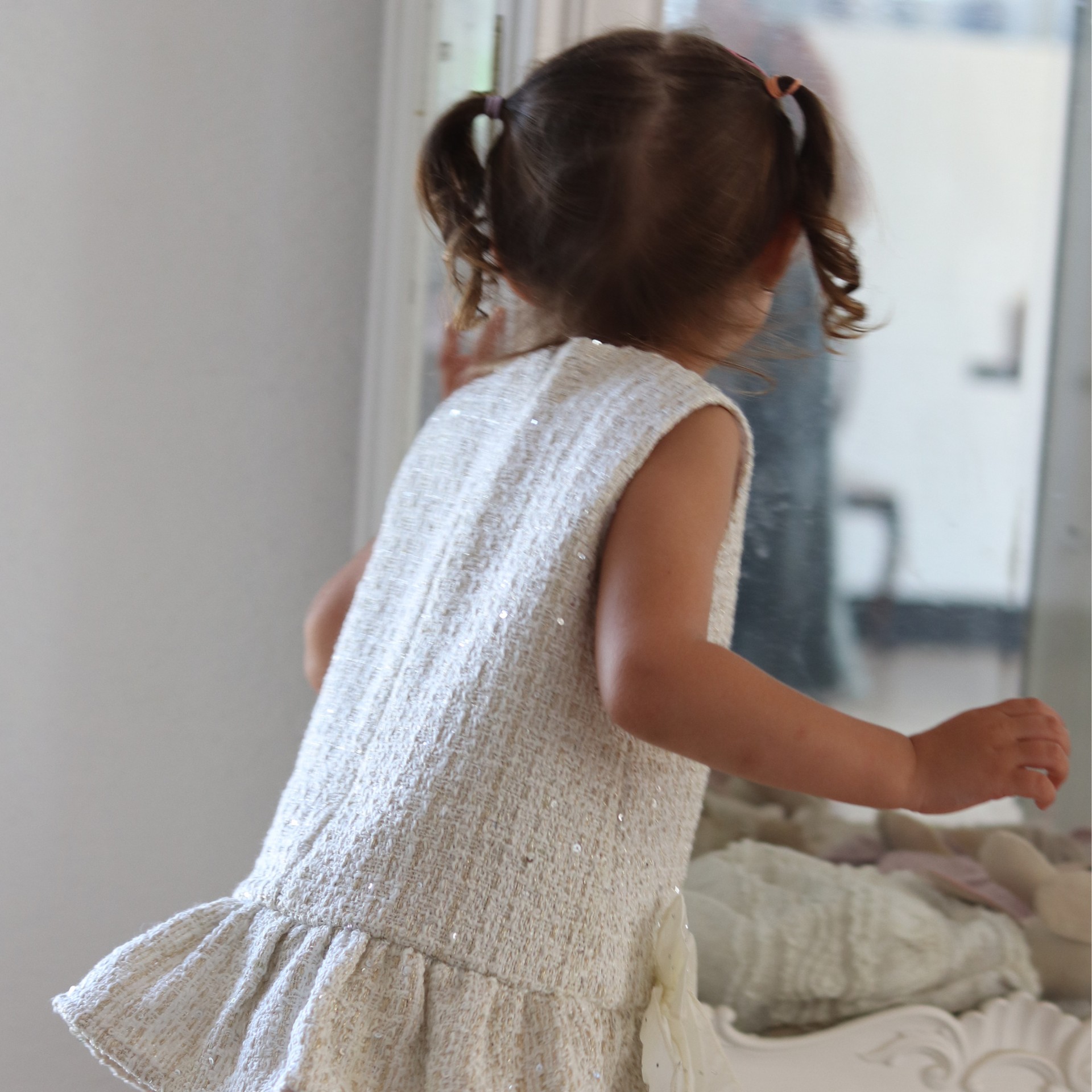 Robe en tweed crème avec des fils dorés