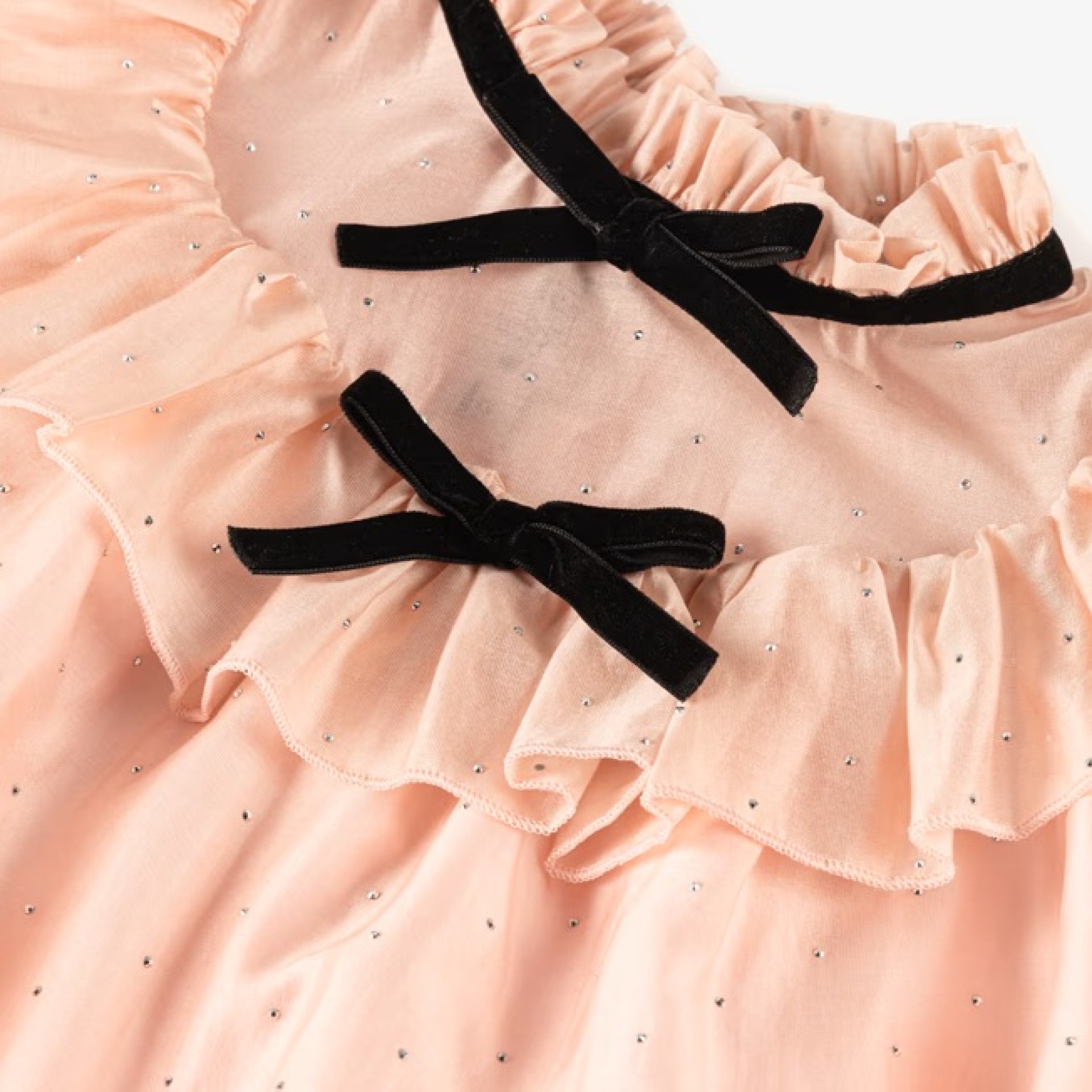 Robe en voile rose ornée de sequins et de nœuds