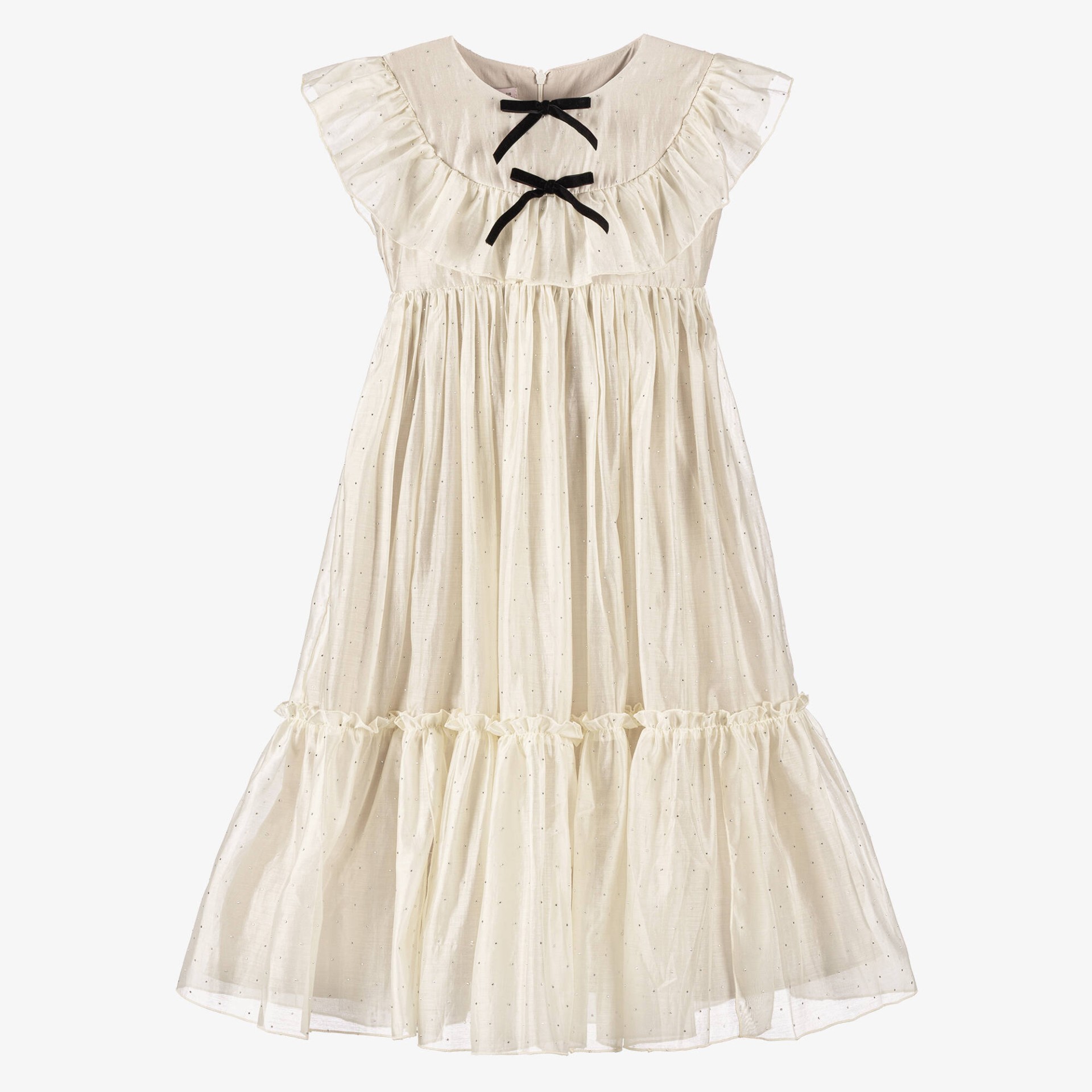 Robe en voile blanc cassé ornée de clous argentés