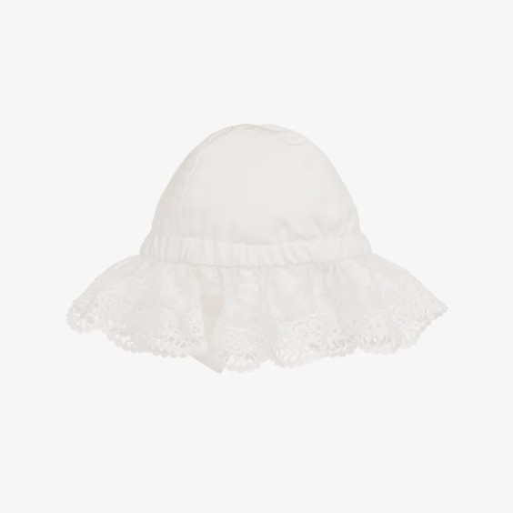 Ivory hat with tulle lace