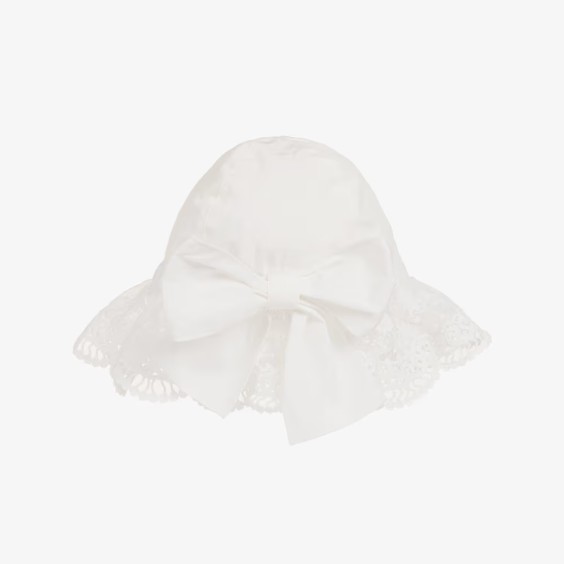 Ivory hat with tulle lace