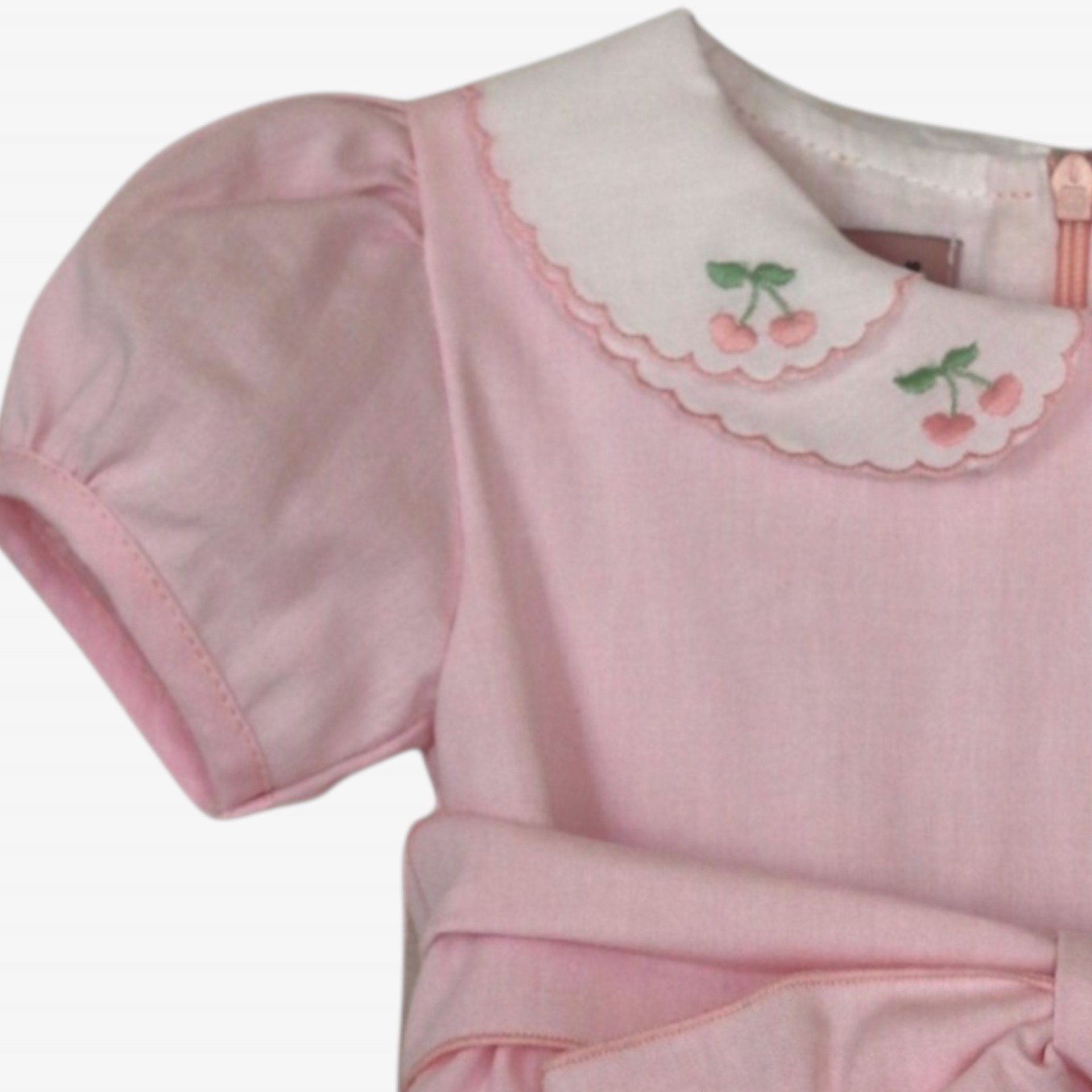 Vestido rosa com gola com bordado de cerejas