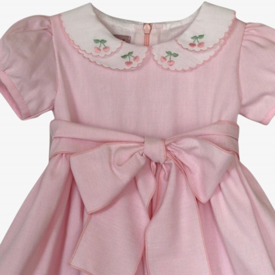 Vestido rosa com gola com bordado de cerejas
