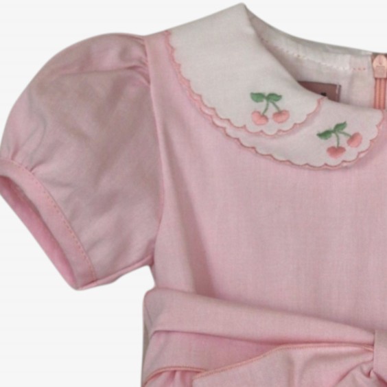 Vestido rosa com gola com bordado de cerejas