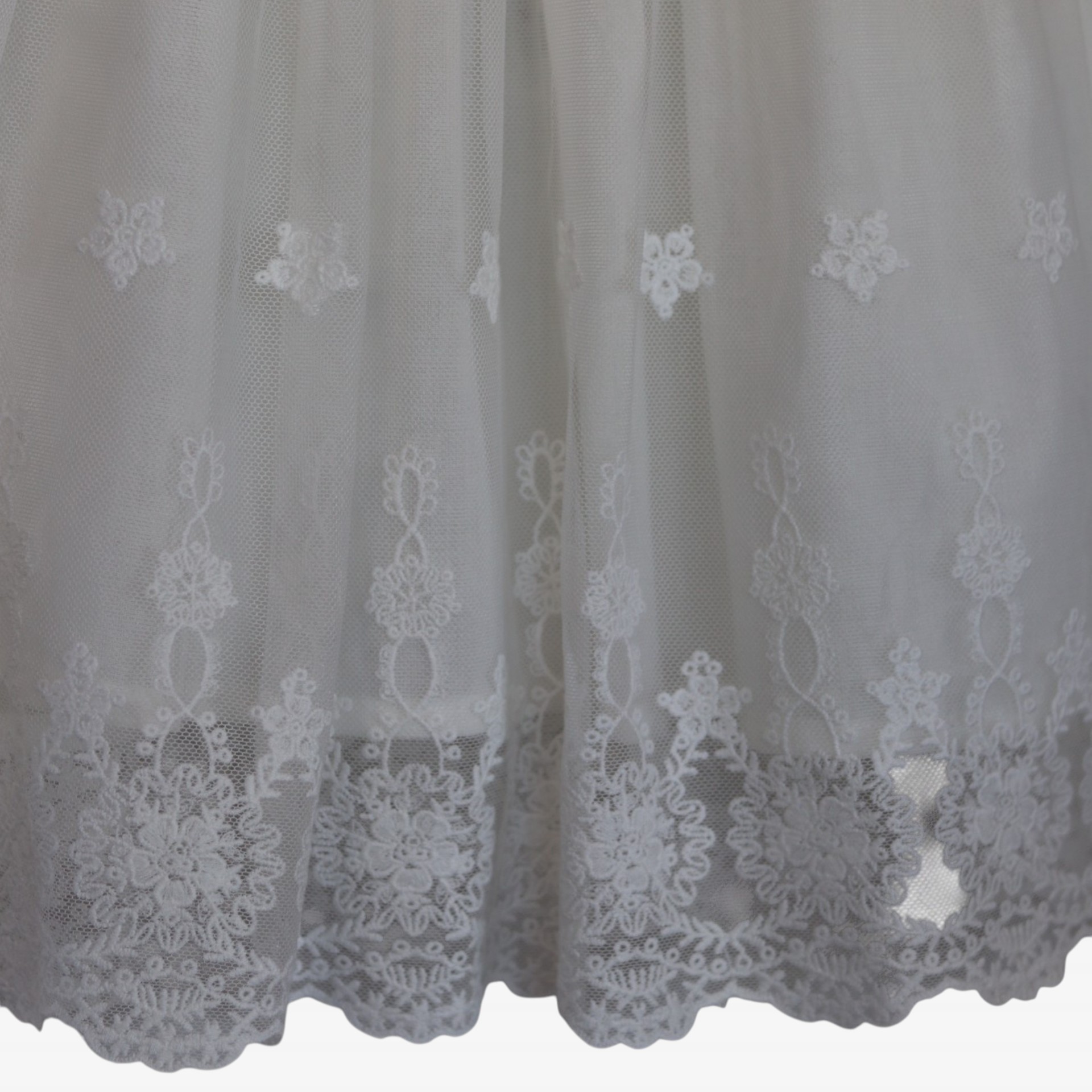 Robe en tulle ornée de fleurs brodées