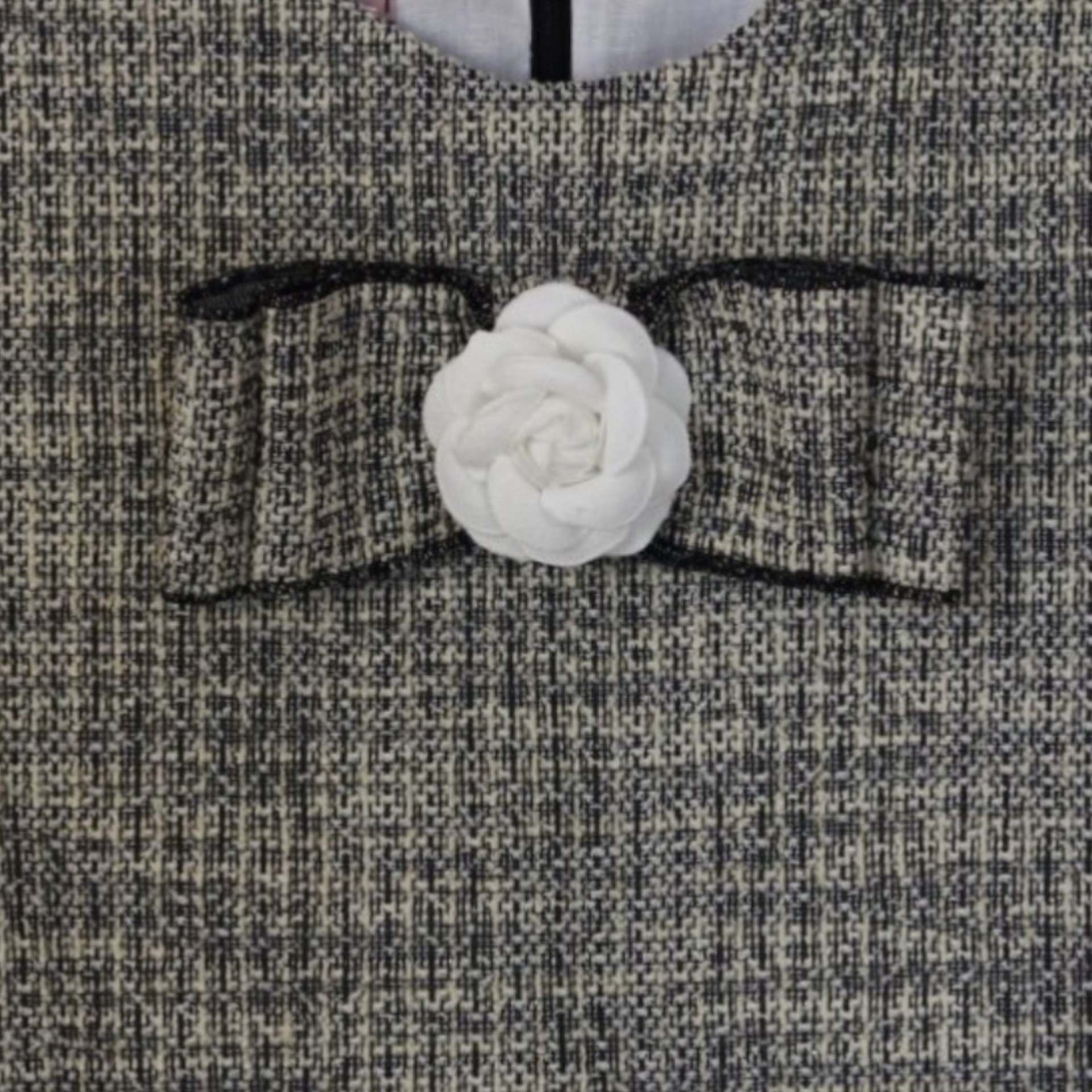 Robe en tweed noir avec nœud et camélia