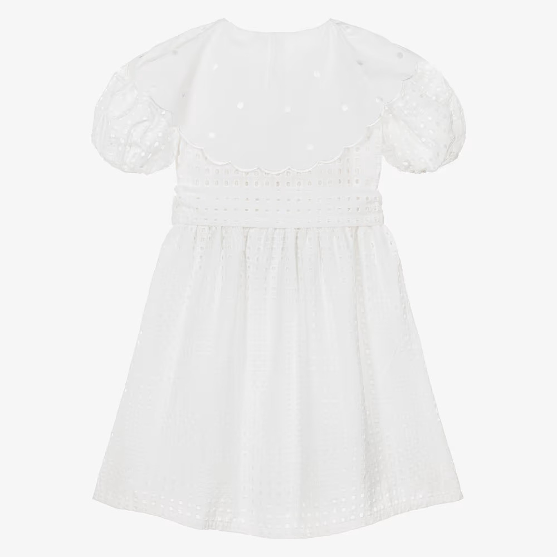 Robe blanche ornée de broderies anglaises et d'un col.