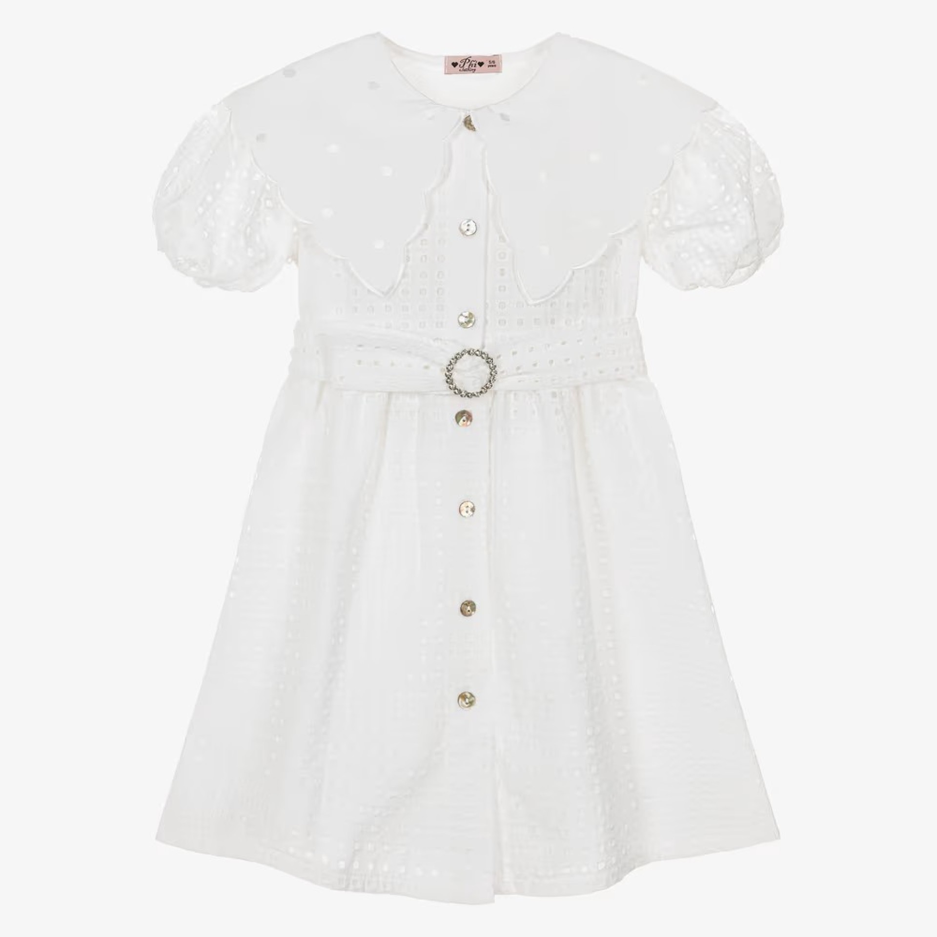 Robe blanche ornée de broderies anglaises et d'un col.