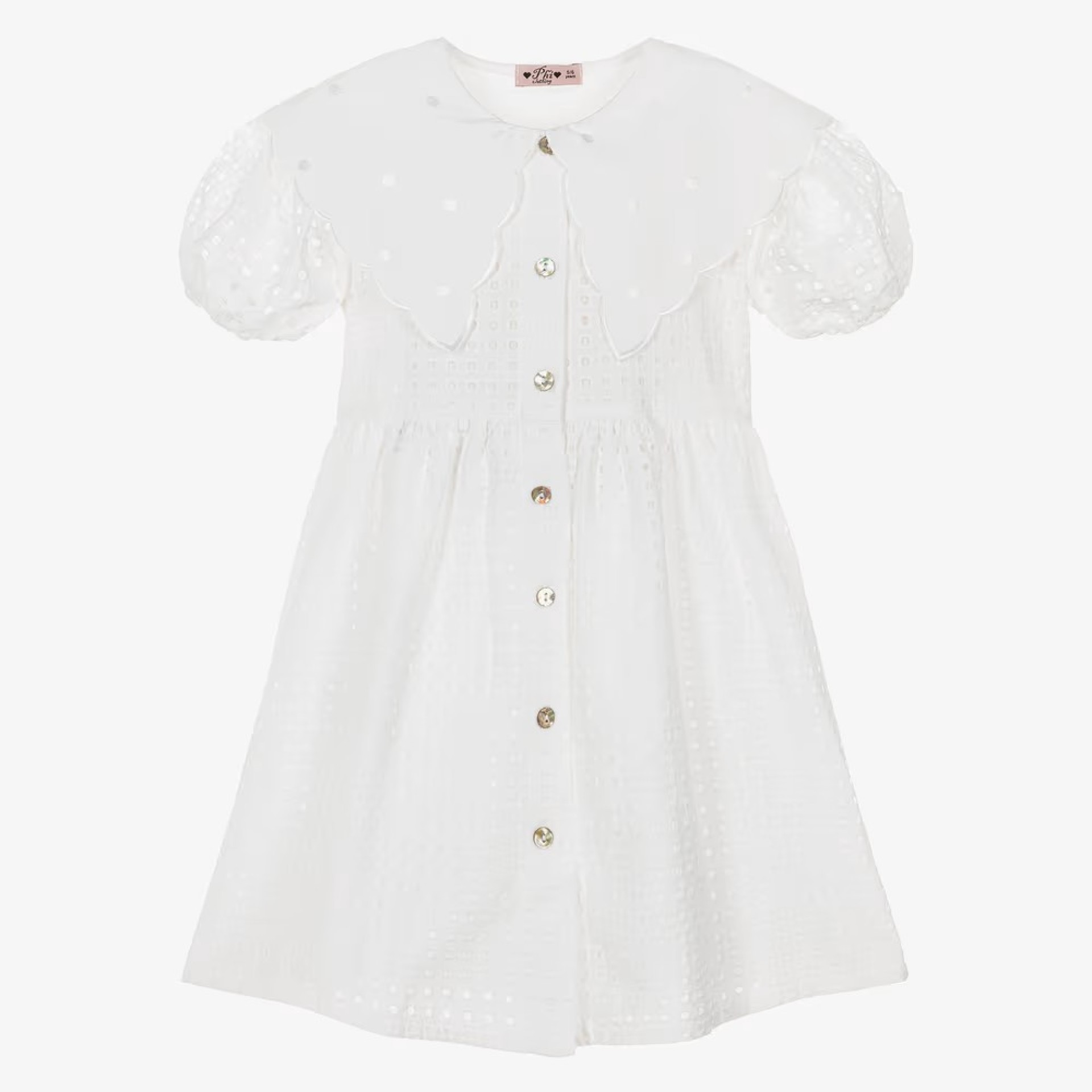 Robe blanche ornée de broderies anglaises et d'un col.
