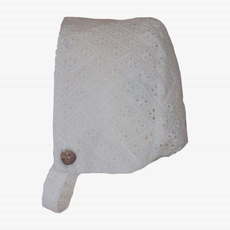 White embroidered bonnet White embroidered bonnet