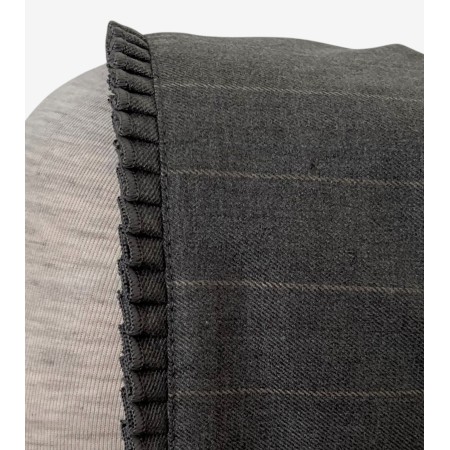 Bonnet gris à rayures et à plis Bonnet gris à rayures et à plis