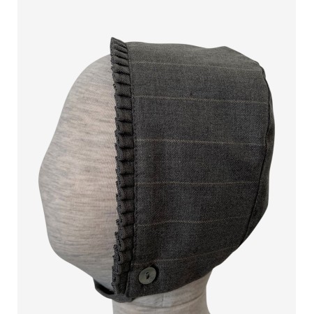 Bonnet gris à rayures et à plis Bonnet gris à rayures et à plis