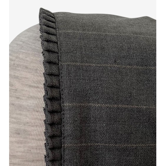 Bonnet gris à rayures et à plis