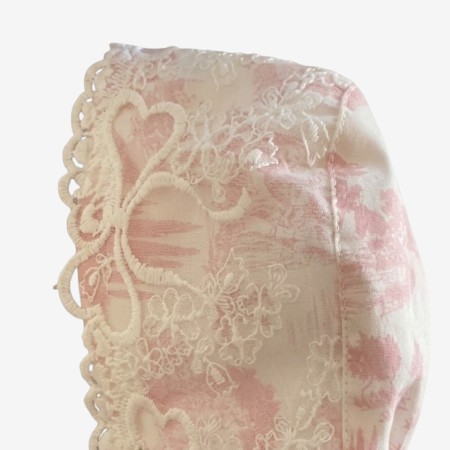 Bonnet toile de jouy rose avec tulle Bonnet toile de jouy rose avec tulle