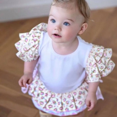 T-shirt with ruffled flowers sleeves 