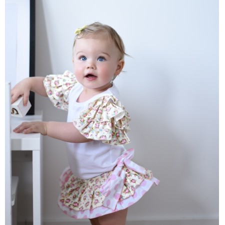 T-shirt with ruffled flowers sleeves 