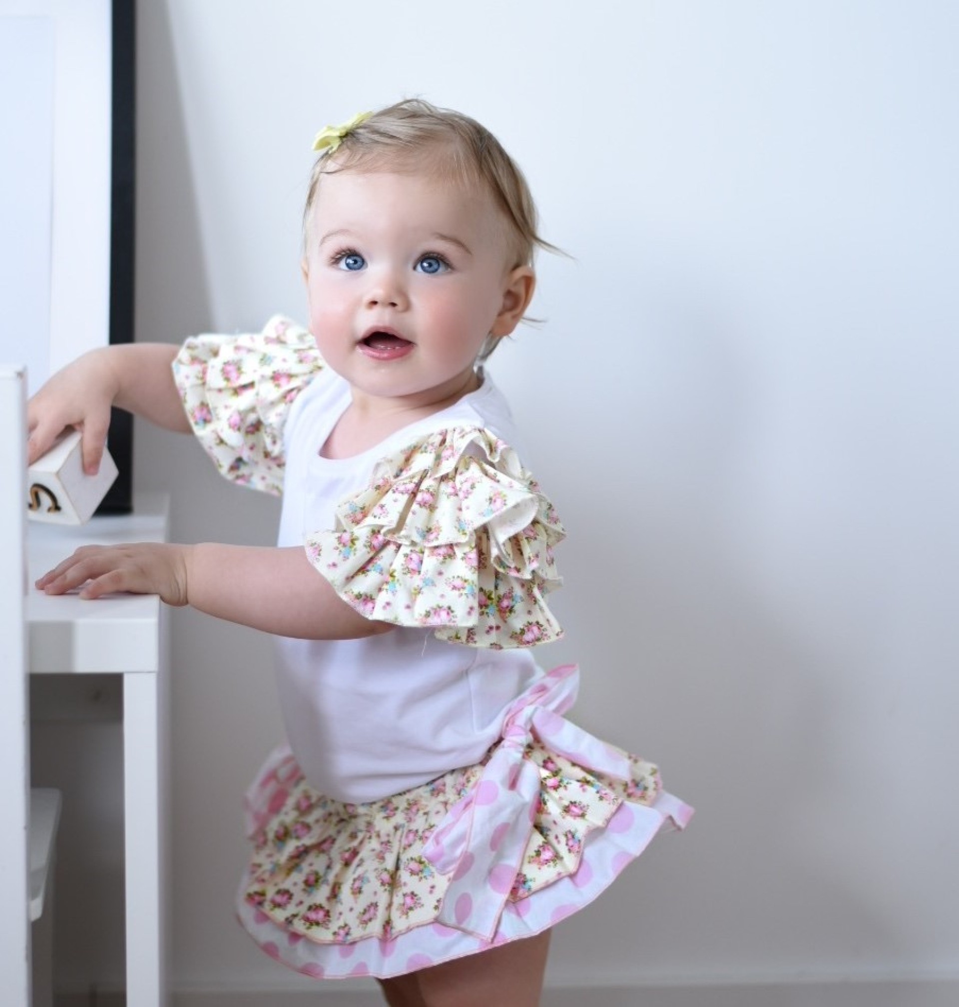 T-shirt with ruffled flowers sleeves