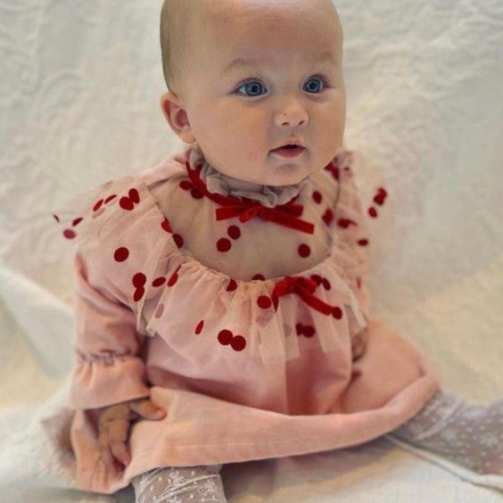 Robe en velours rose avec tulle