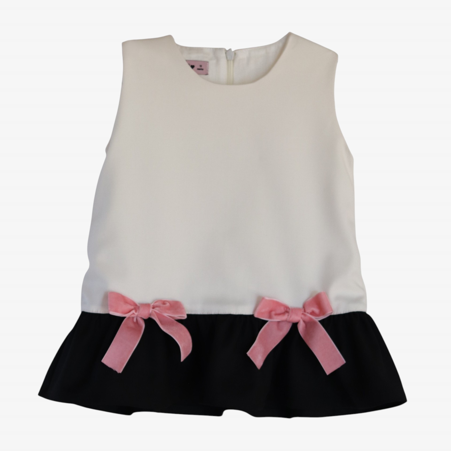 Robe ivoire et noire avec des nœuds roses.