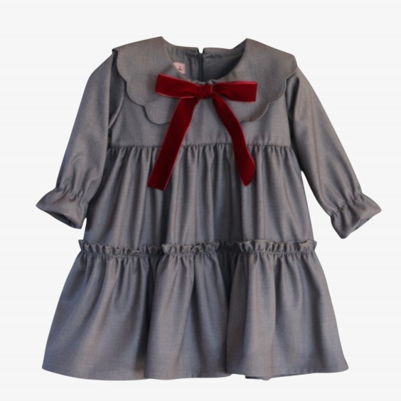 Robe grise avec nœud bordeaux