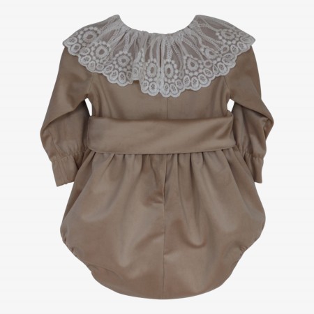 Barboteuse cr�me vaporeuse avec du tulle