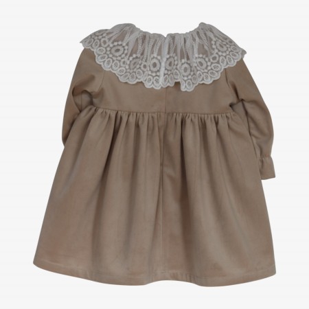 Robe en velours cr�me � col en tulle