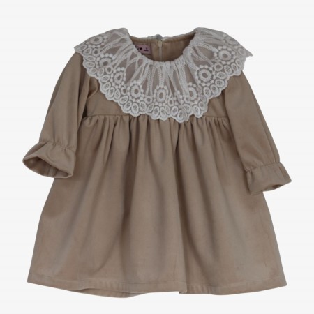 Robe en velours cr�me � col en tulle