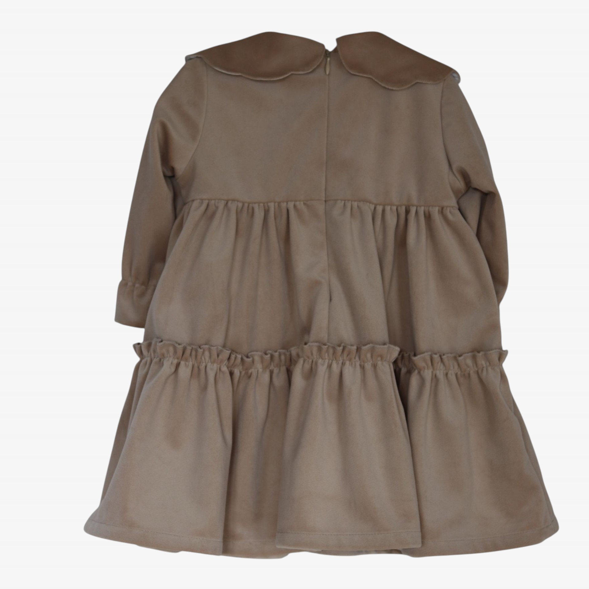Robe en velours crème avec nœud.