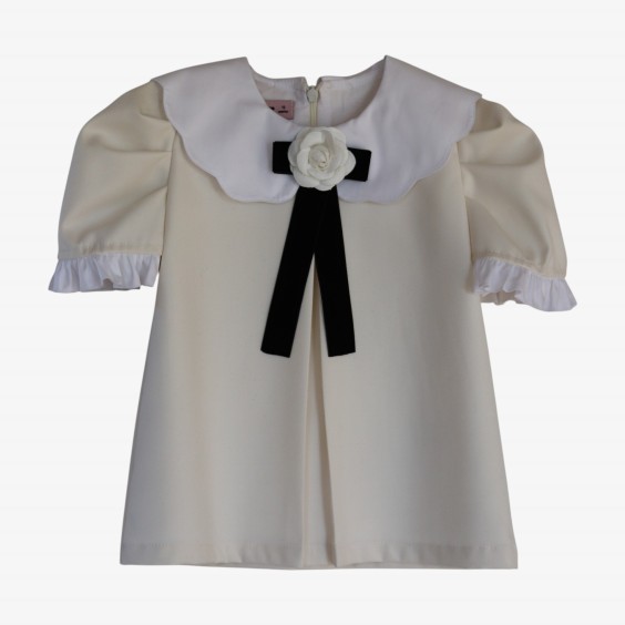 Vestido cru com laço e flor
