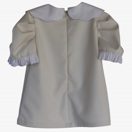Robe blanc cassé avec nœud et fleur. Robe blanc cassé avec nœud et fleur.
