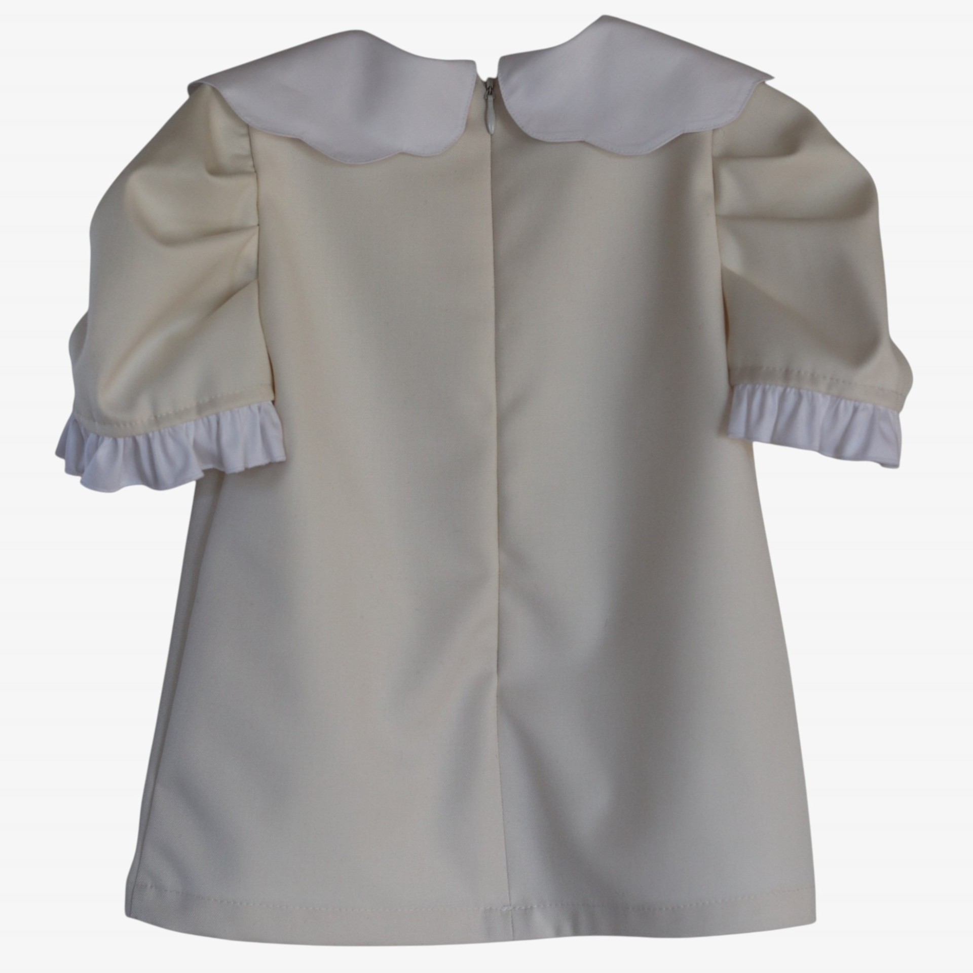 Robe blanc cassé avec nœud et fleur.