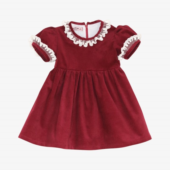 Robe en velours bordeaux avec col en tulle.